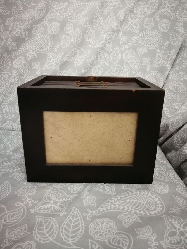 Caja portafotos de madera.