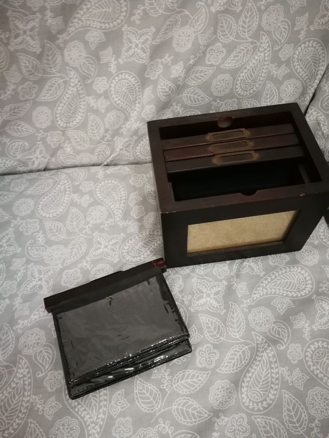 Caja portafotos de madera.