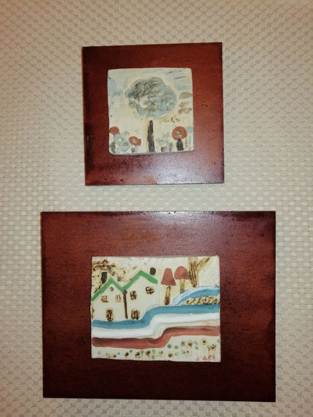 Pequeños cuadros pintados en cerámica