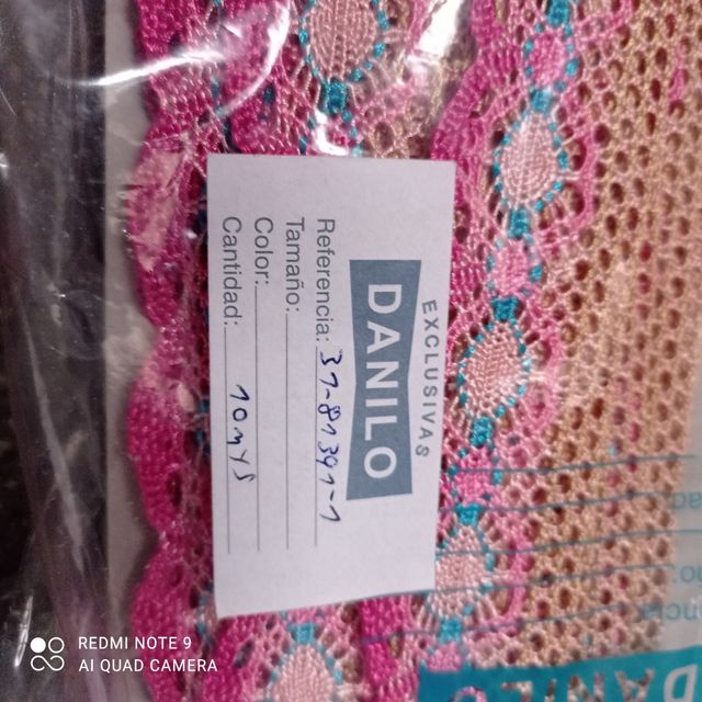 Rollo de encaje de colores.