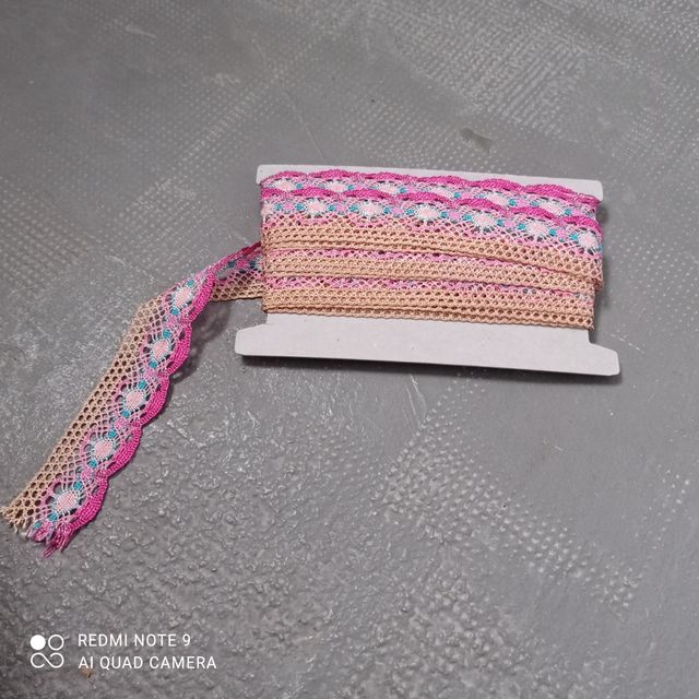 Rollo de encaje de colores.