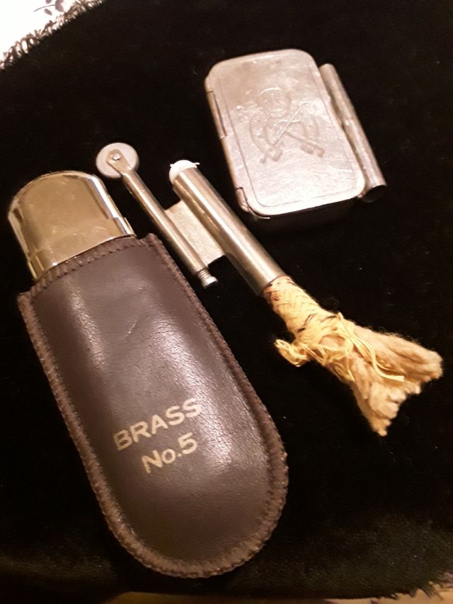 Mechero BRASS N°5 y lote del fumador.