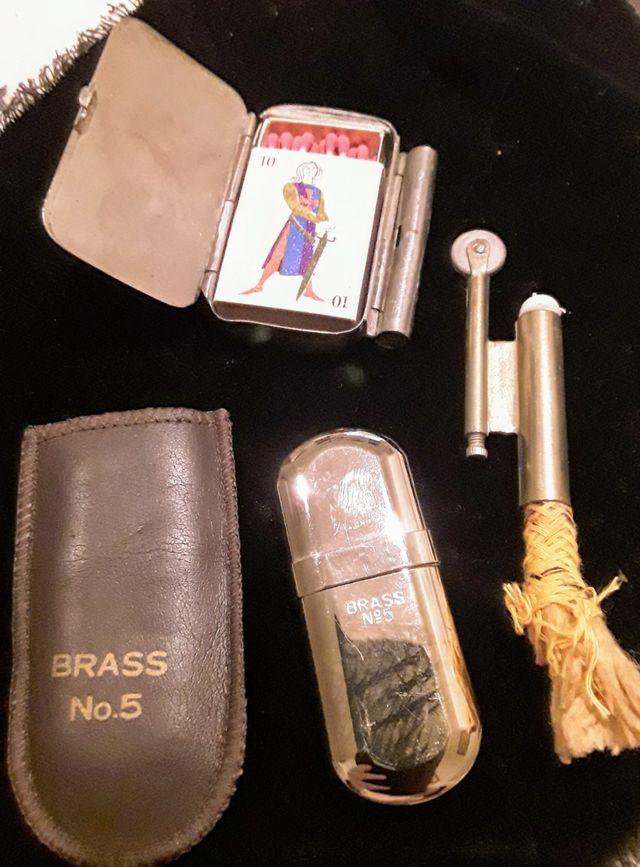 Mechero BRASS N°5 y lote del fumador.