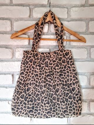 Bolso leopardo Stradivarius de segunda mano por 5 EUR en Barcelona en  WALLAPOP