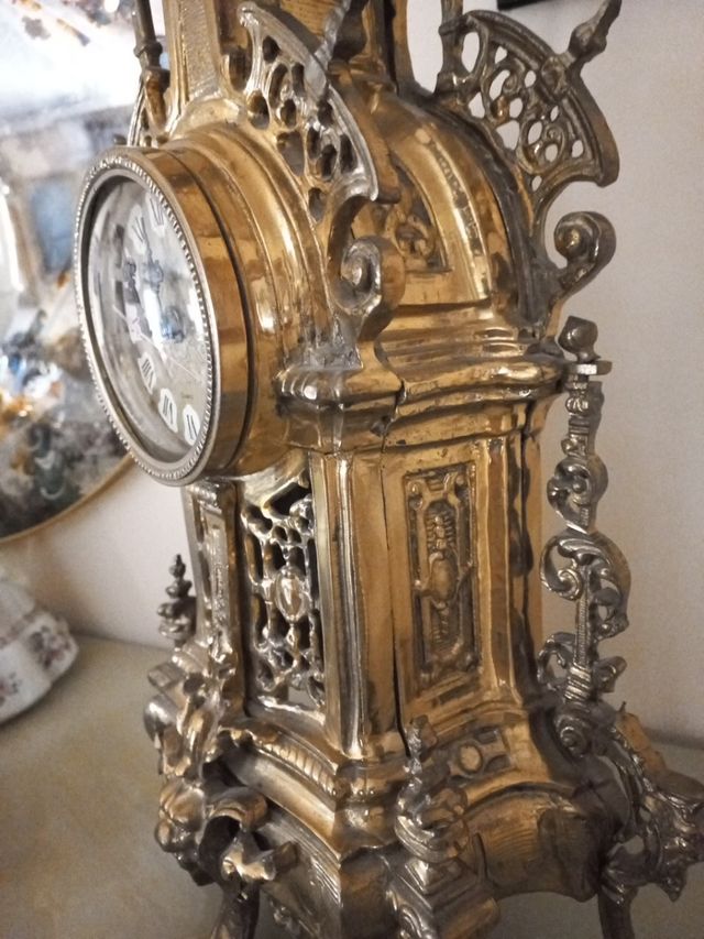 reloj de bronce antiguo