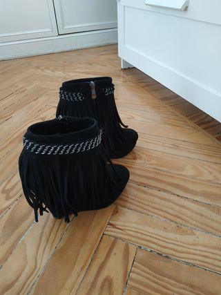 Botines negros de cuña y flecos de segunda mano por 10 EUR en Madrid en  WALLAPOP
