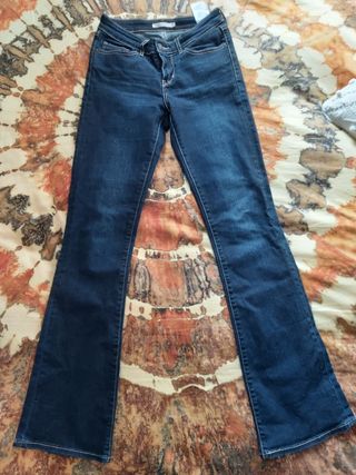 Pantalones acampanados Levis de segunda mano por 35 EUR en Barcelona en  WALLAPOP