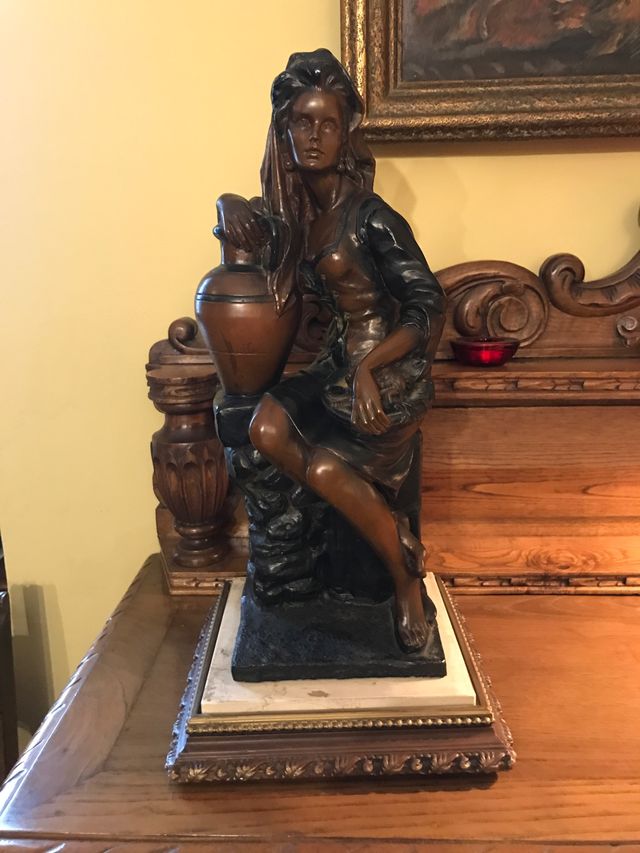 Escultura sobre base de mármol