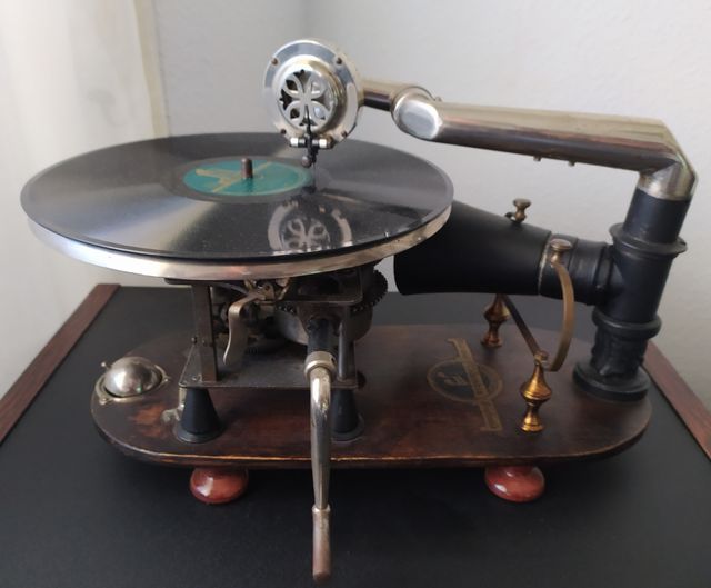Gramola gramófono antiguo de pizarra