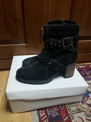 Botas negras de piel estilo chelsea con suela track para mujer MANDERA