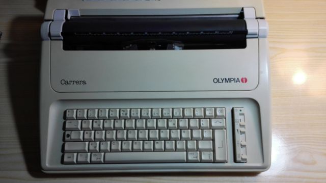 Maquina de escribir Olympia eléctrica portátil