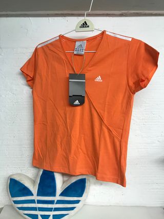 CAMISETA ADIDAS MUJER NARANJA T. M nueva de segunda mano por 12 EUR en  Terrassa en WALLAPOP