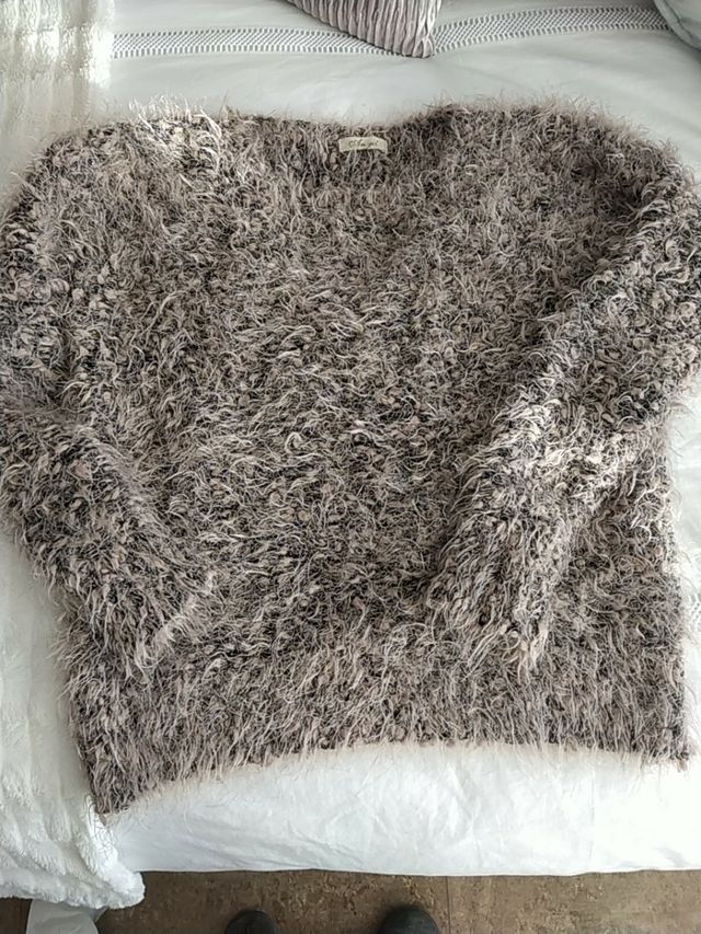 Camisola peluda bege e preta