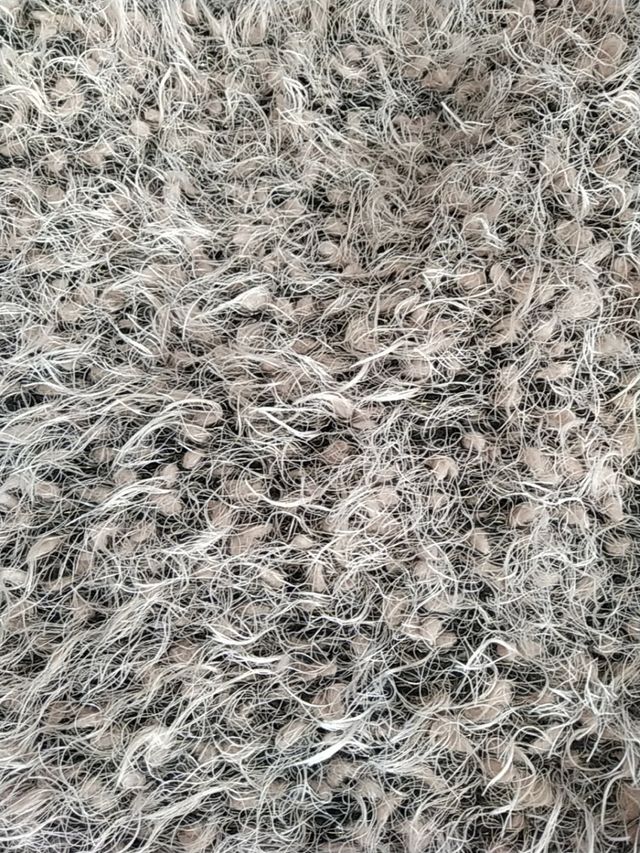 Camisola peluda bege e preta