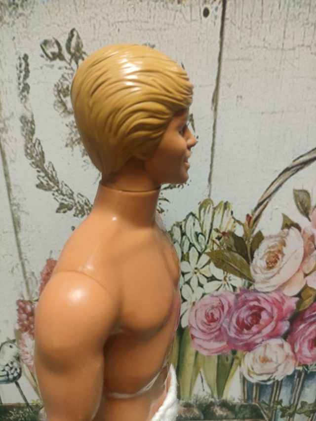 KEN RUBIO CON PANTALÓN