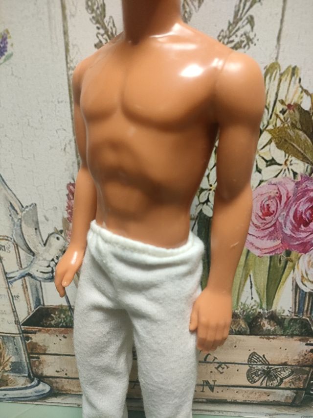 KEN RUBIO CON PANTALÓN