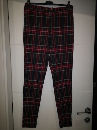 Pantalón \\/leggins Stradivarius de segunda mano por 6 EUR en Cerdanyola del  Vallès en WALLAPOP