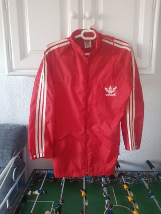 Chubasquero adidas retro de segunda mano por 25 EUR en Los Palacios y  Villafranca en WALLAPOP