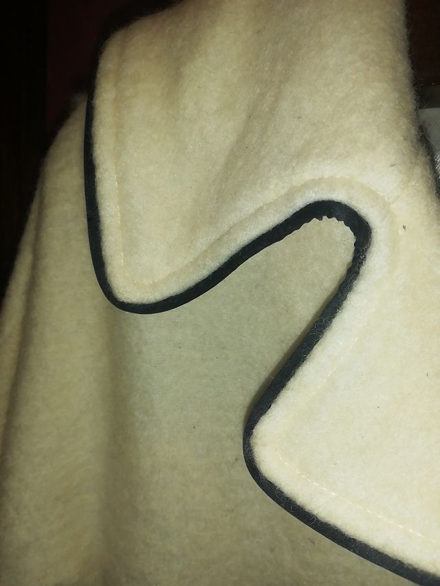 Chaquetón color blanco crudo.