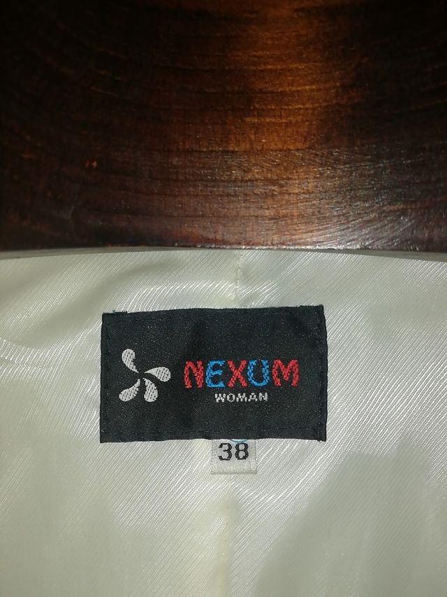 Chaquetón color blanco crudo.