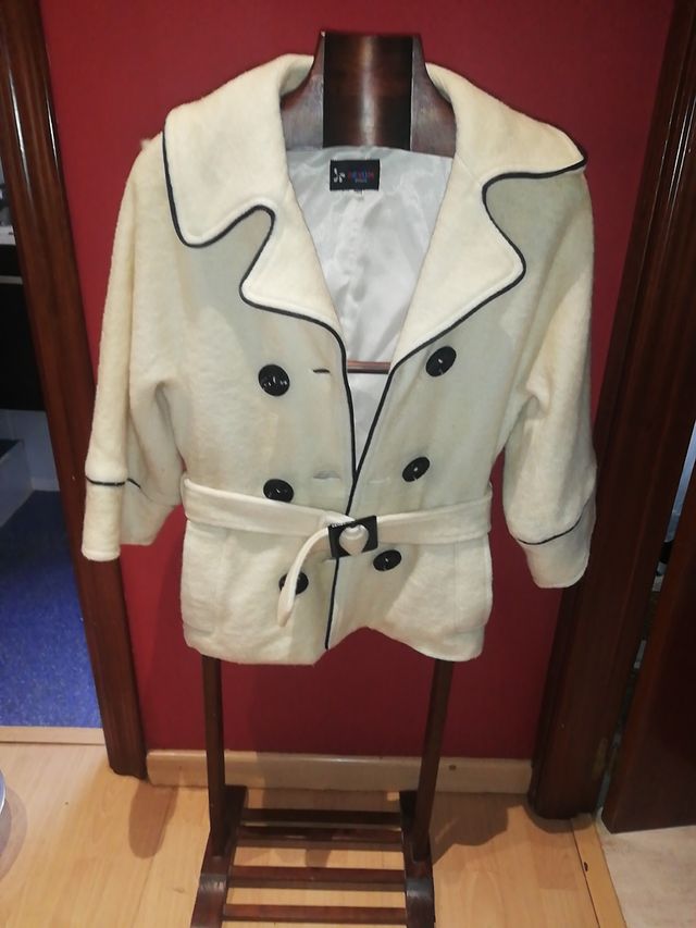 Chaquetón color blanco crudo.