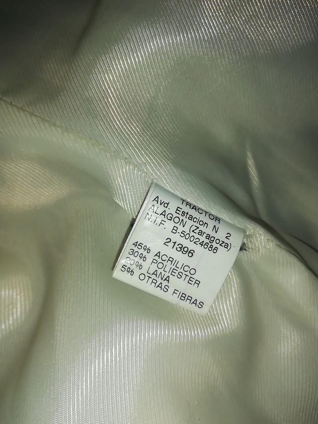 Chaquetón color blanco crudo.