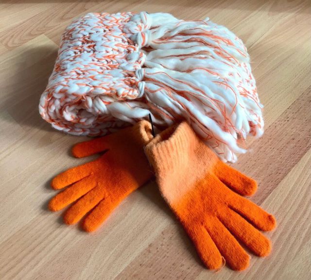 Conjunto bufanda y guantes de mujer