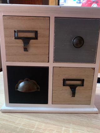 Armario pequeño con cajones - decoración de segunda mano por 10 € en