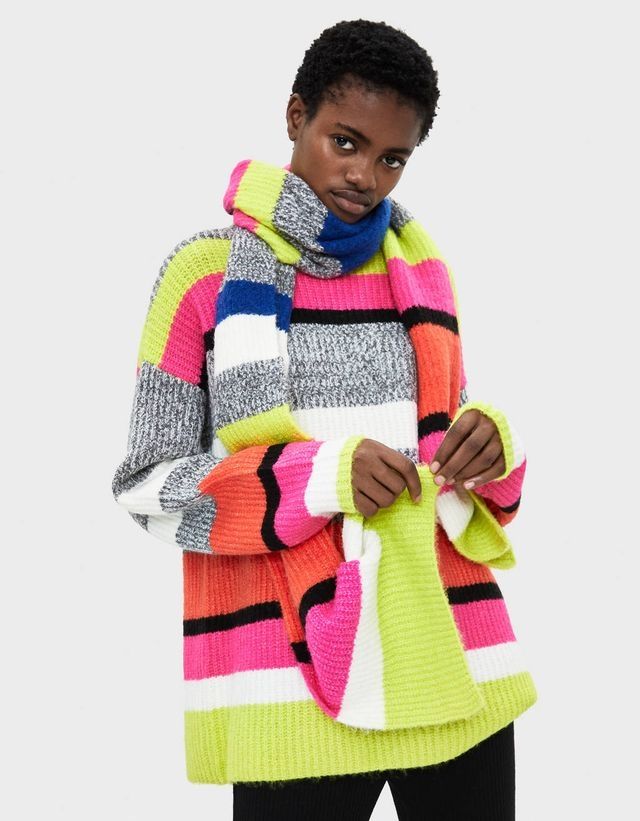 Jersey oversize en tonos fluor y bufanda a juego.