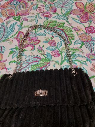 Bolso negro doble cadena de segunda mano por 4 EUR en Argoños en WALLAPOP