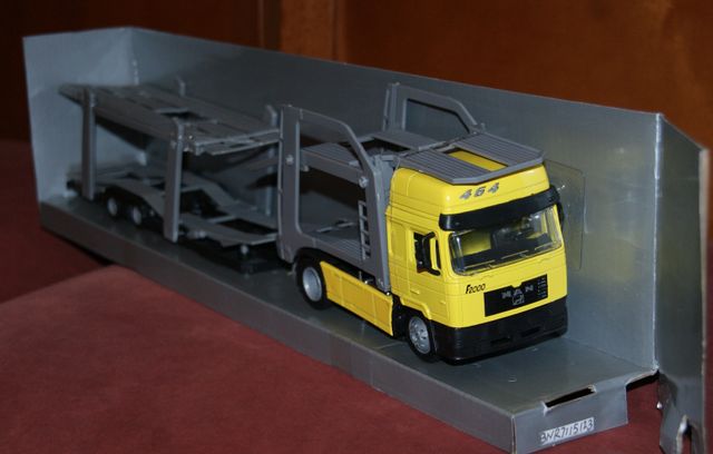 CAMION man portacoches ESCALA 1:43 DE NEW RAY en c