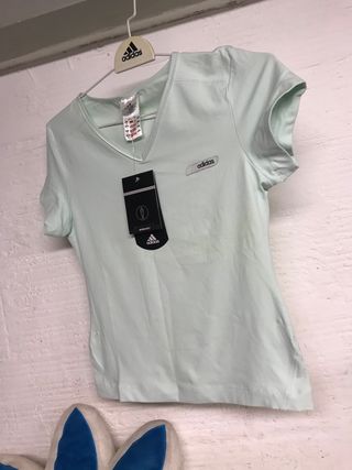 Camiseta ADIDAS VERDE AGUA T. M NUEVA de segunda mano por 14 EUR en  Terrassa en WALLAPOP
