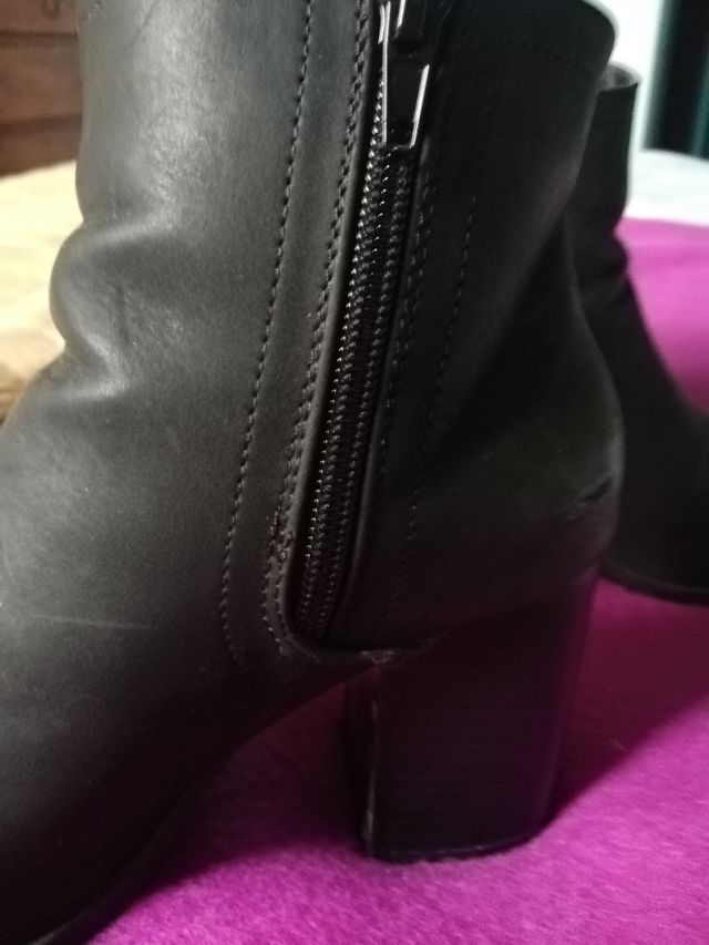 Botines color negro.