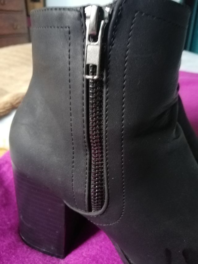 Botines color negro.