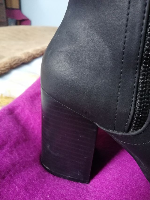 Botines color negro.