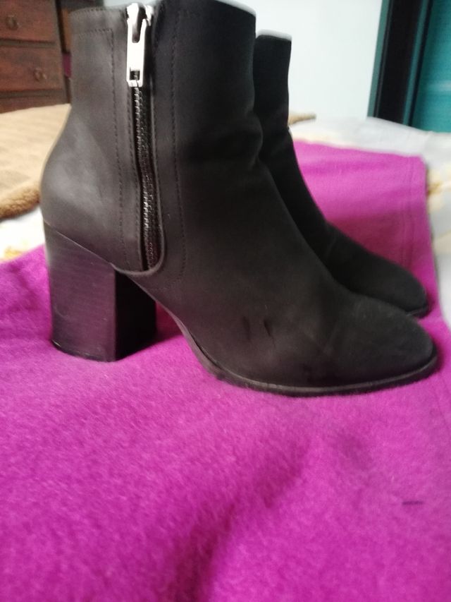 Botines color negro.