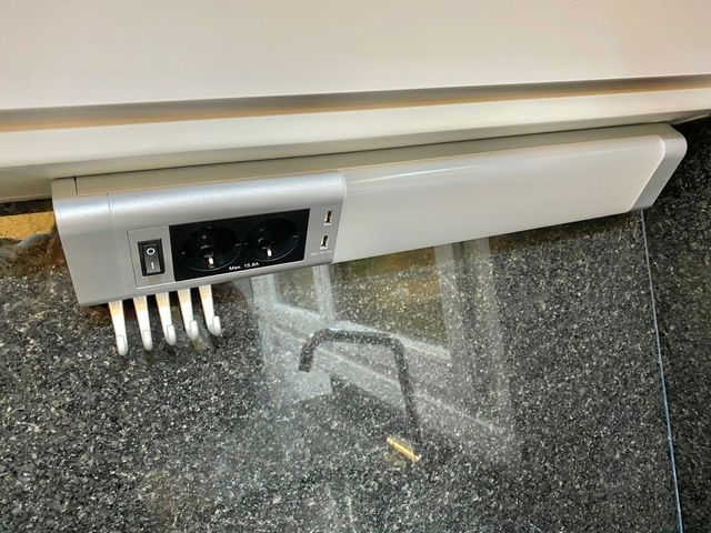 Luminaria Led+Enchufes+2 Usb+colgador