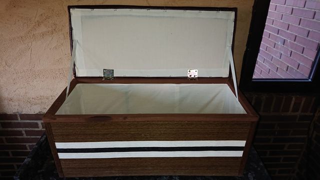 Baúl / Cofre color marrón tapizado rojo