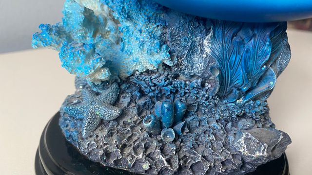 FIGURA PAREJA DELFINES RESINA CON PEANA