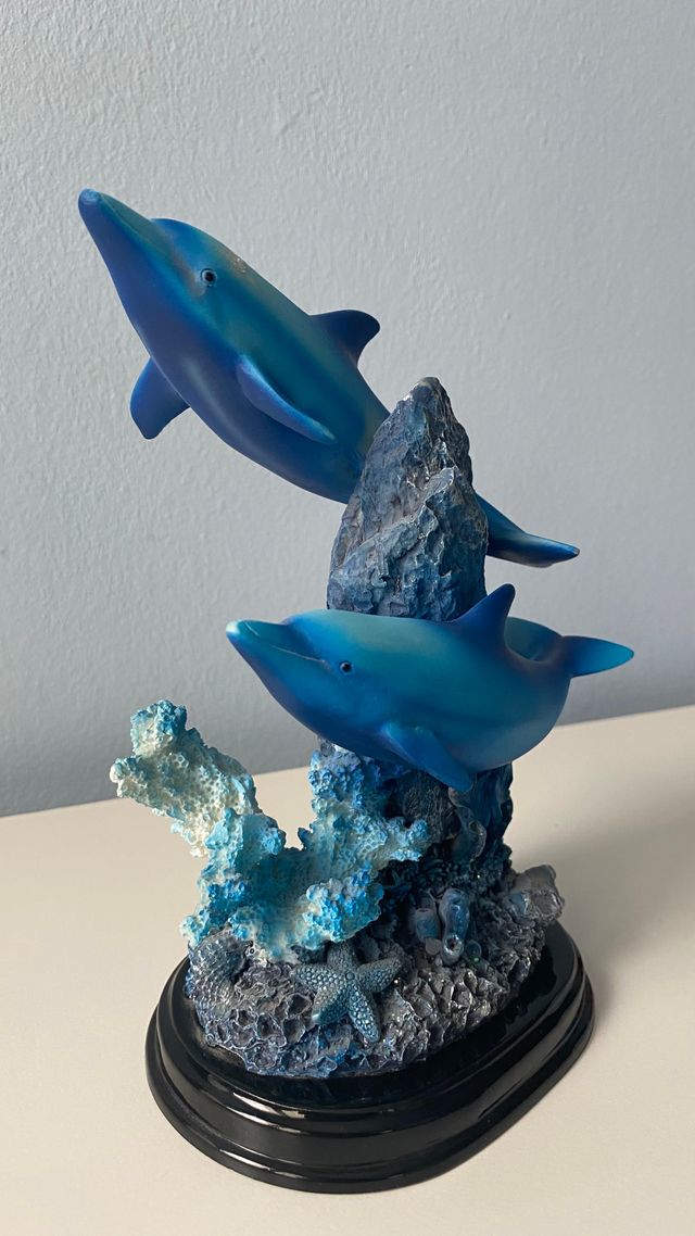 FIGURA PAREJA DELFINES RESINA CON PEANA