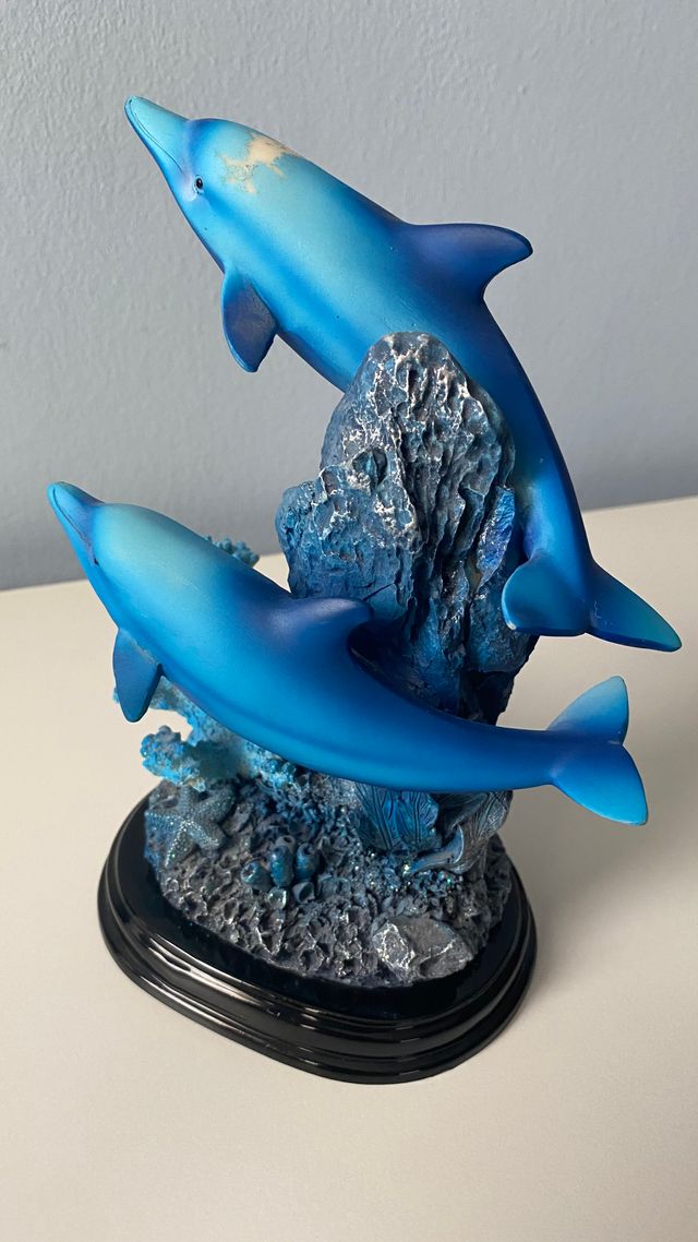 FIGURA PAREJA DELFINES RESINA CON PEANA