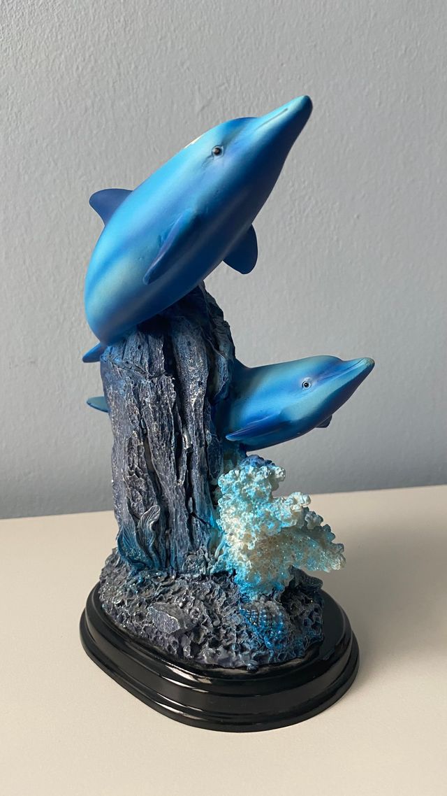 FIGURA PAREJA DELFINES RESINA CON PEANA