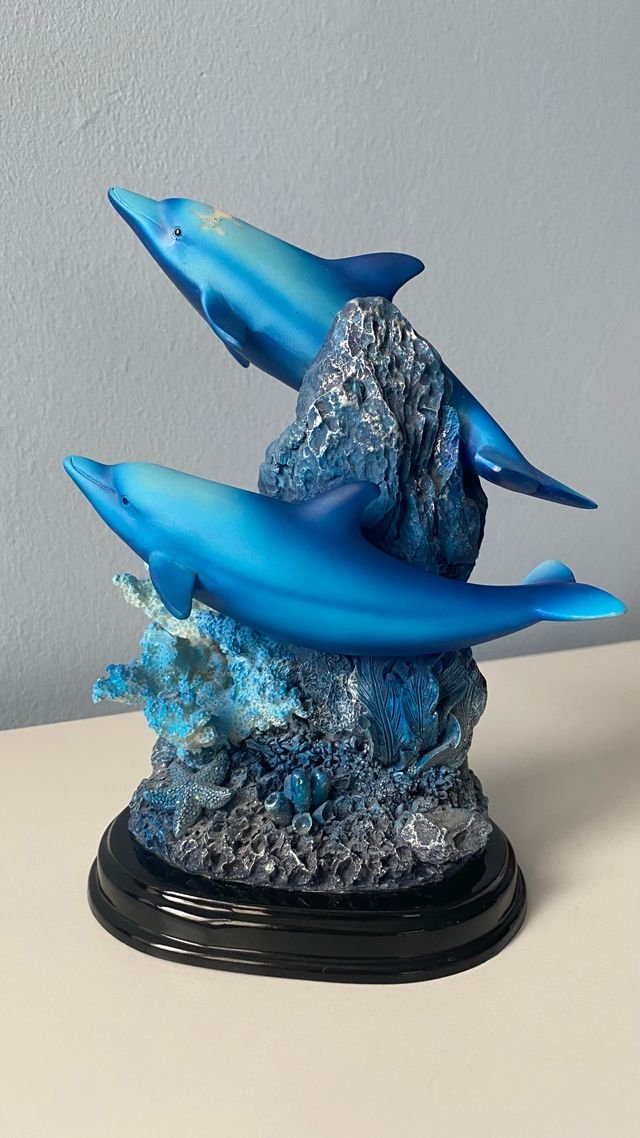 FIGURA PAREJA DELFINES RESINA CON PEANA
