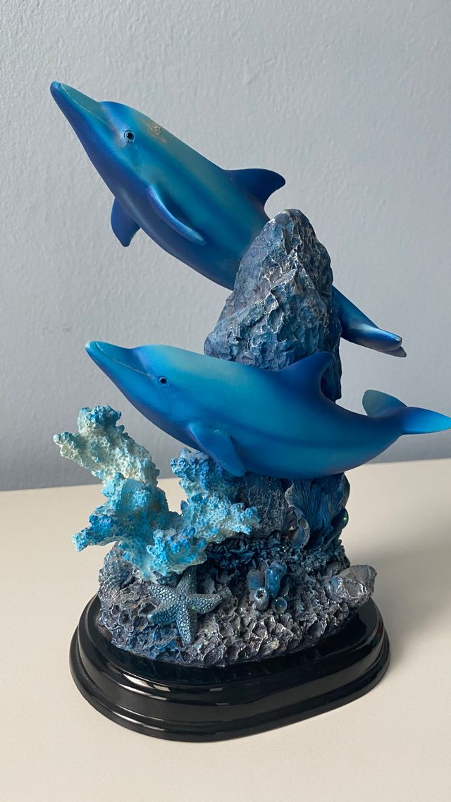 FIGURA PAREJA DELFINES RESINA CON PEANA
