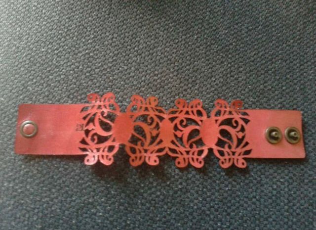 Pulsera roja de cuero