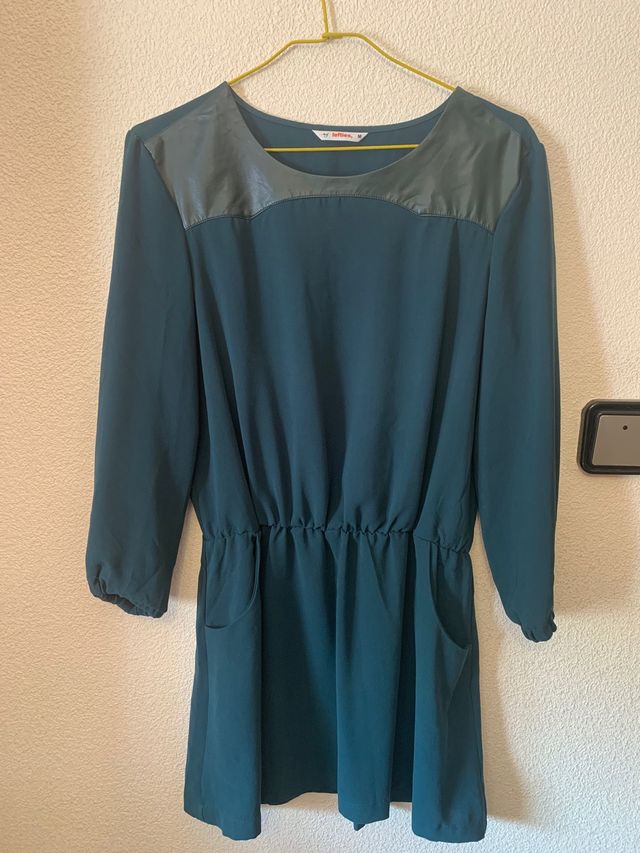 Vestido verde polipiel Lefties