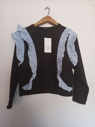 Sudadera volantes Zara de segunda mano por 16 EUR en Arroyo de la  Encomienda en WALLAPOP