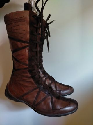 Botas de señora piel, marrones, núm.38 de segunda mano por 25 EUR en Girona  en WALLAPOP