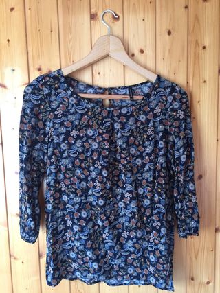 Blusa de flores Stradivarius de segunda mano por 5 EUR en Madrid en WALLAPOP