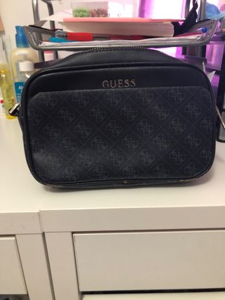 Bolso de mano hombre Guess de segunda mano por 25 EUR en Sevilla en WALLAPOP